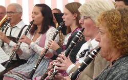 Der Musikverein Eningen spielte beim Weinfest auf.  FOTO: MAB 