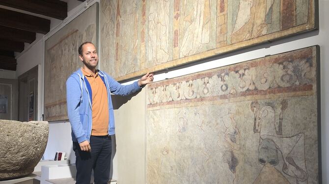 Yannik Krebs, Leiter der Museen und Stadtarchivar Münsingen, vor den Fresken, die im Rahmen des Umbaus bald weichen müssen.  FOT