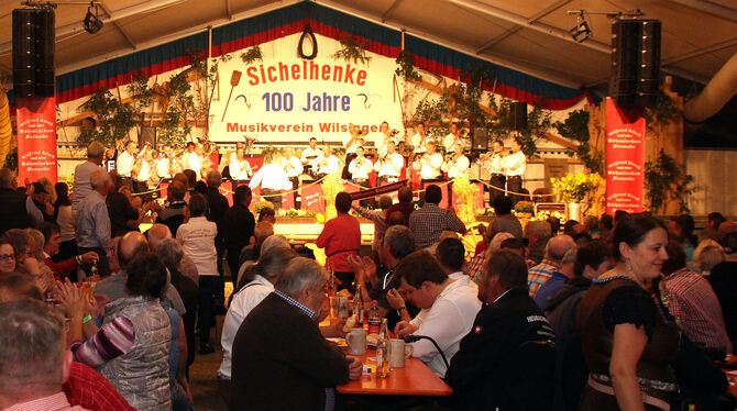 Blasmusik und viel mehr an vier Tagen: Die Sichelhenke in Wilsingen hat seit Jahrzehnten ein treues Publikum.  FOTO: LEIPPERT