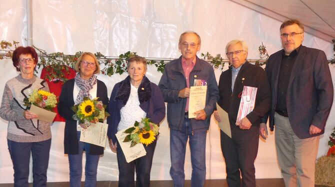 Bei der 125-Jahre-Feier des TSV Glems bekamen sie für 50 Jahre Mitgliedschaft die Goldene Ehrennadel und wurden Ehrenmitglieder: