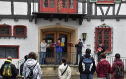 Das Trompetentrio der Jugendmusikschule machte den »Türöffner« am alten Rathaus.  FOTO: MEYER
