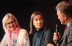 Ariane Matiakh (Mitte) stellte sich den Fragen von Philharmonie-Intendant Cornelius Grube, -Dramaturgin Stefanie Eberhardt und d