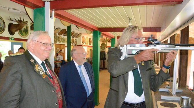 Jeder einen Schuss auf die Festscheibe (von links): Oberschützenmeister Wolfram Mewes, GEA-Verleger Valdo Lehari jr. und Festred