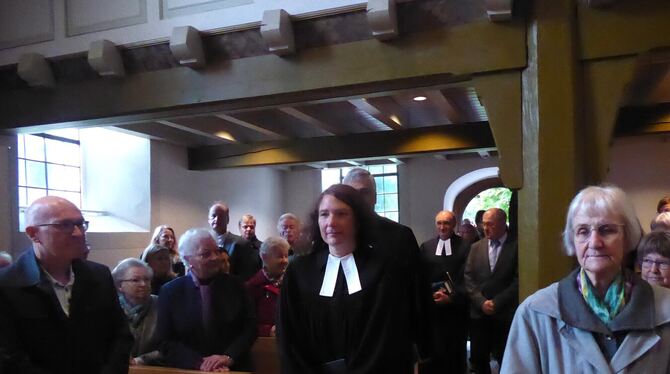 Einzug in die Johanneskirche: Pfarrerin Katharina Dolmetsch-Heyduck wurde am Sonntag in ihr Amt eingeführt.  FOTO: BERNKLAU