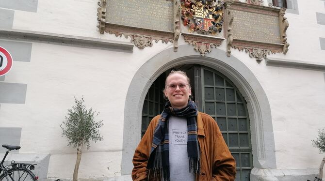 Julius Kreiser, bisexueller Theologiestudent, vor dem Wilhelmsstift.  FOTO: ZIMMERMANN