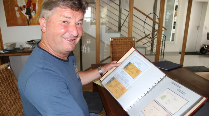 Jürgen »Max« Veith, der eine große Sammlung an Briefmarken besitzt.  FOTO: OECHSNER