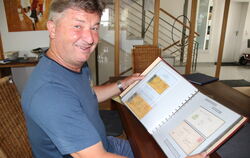 Jürgen »Max« Veith, der eine große Sammlung an Briefmarken besitzt.  FOTO: OECHSNER