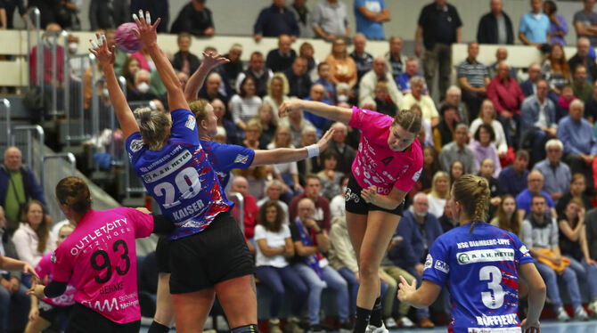 Auch Katarina Pandza, die hier abzieht, ist bei den Metzinger Handballerinnen angeschlagen.  FOTO: HELBIG/EIBNER