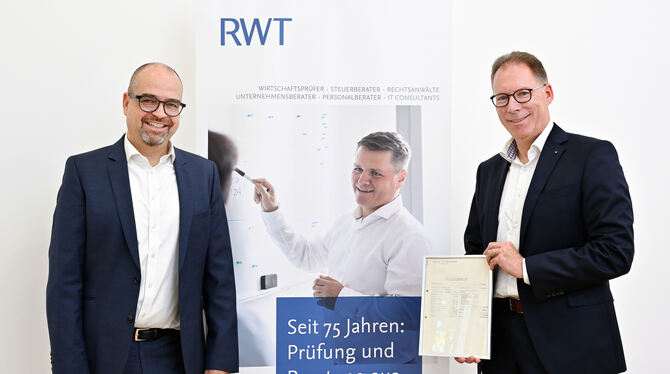 Die Geschäftsführer Philipp Neumann (links) und Siegbert Dierberger berichteten über die 75-jährige Geschichte und über die aktu