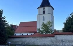 Die Johanneskirche in Unterhausen prägt das Ortsbild. Jetzt muss ihr Turm saniert werden.  FOTO: SAUTTER 