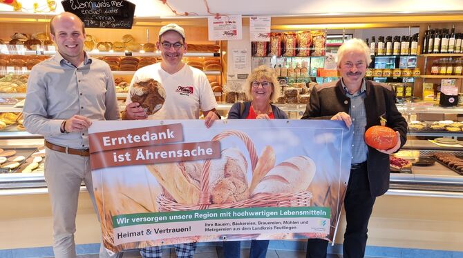 Thomas Pfeifle (links), Michael Haug, Claudia Leibfritz, Gebhard Aierstock werben für die heimischen Lebensmittel.  FOTO: SCHRAD