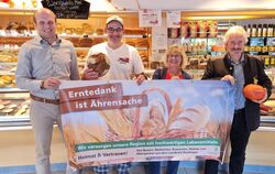 Thomas Pfeifle (links), Michael Haug, Claudia Leibfritz, Gebhard Aierstock werben für die heimischen Lebensmittel.  FOTO: SCHRAD