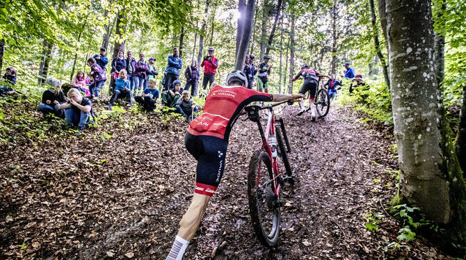 Bei der Alb-Gold-Trophy müssen auch Profis das Bike mal schieben.  FOTO: BELA