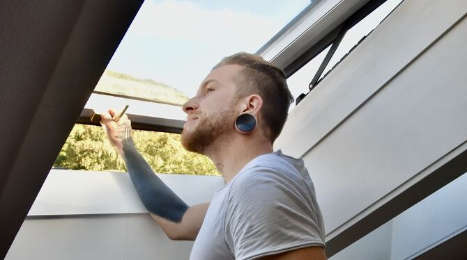 Energieberater Patrick Staudenrauß von der Klimaschutzagentur Reutlingen schaut sich die alten Dachfenster an. Sein Tipp: Sie so Energieberater Patrick Staudenrauß von der Klimaschutzagentur Reutlingen schaut sich die alten Dachfenster an. Sein Tipp: Sie so