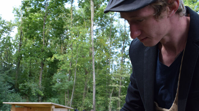 Steinmetz Sven Ölschläger schließt die Risse in einem Grabstein.  FOTO: STÖHR