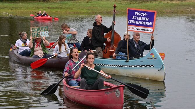Kanu-Protestaktion gegen Ausbau des Flusses Oder