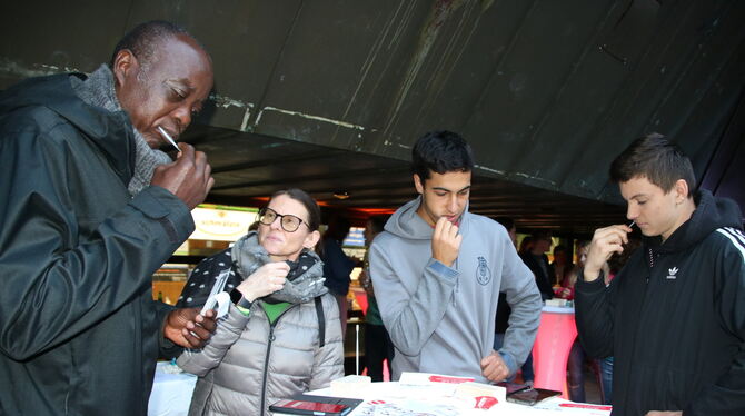 Der Wangenabstrich gibt Aufschluss darüber, ob die Gewebemerkmale eines Menschen zu denen einer Patientin oder eines Patienten p Der Wangenabstrich gibt Aufschluss darüber, ob die Gewebemerkmale eines Menschen zu denen einer Patientin oder eines Patienten p