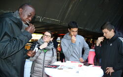 Der Wangenabstrich gibt Aufschluss darüber, ob die Gewebemerkmale eines Menschen zu denen einer Patientin oder eines Patienten p