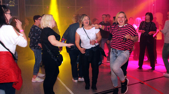 Endlich mal wieder mit Freundinnen abtanzen: Die Lichtensteiner hatten Freude am Disco-Abend.  FOTO: LEIPPERT