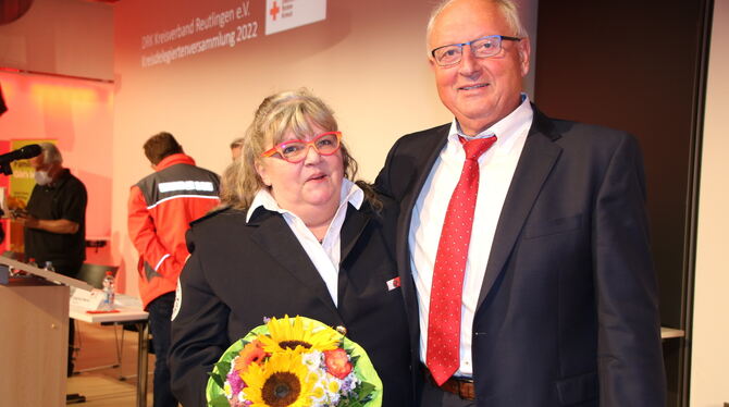 Siegfried Mahler verabschiedete Kreisbereitschaftsleiterin Christiane Voß nach 18 Jahren.  FOTOS: OECHSNER