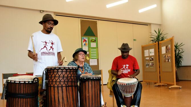 Die schwäbisch-kongolesische Familie Mulumba machte die Musik zur Ausstellungs- eröffnung.  FOTO: ZELLER-RAUSCHER