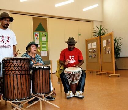  Die schwäbisch-kongolesische Familie Mulumba machte die Musik zur Ausstellungs- eröffnung.  FOTO: ZELLER-RAUSCHER