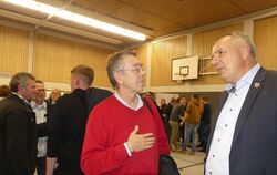 Steuerberater Ulrich Boidol (links) im Gespräch mit Bürgermeister Volker Brodbeck.  FOTO: SANDER