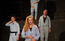 Morris Weckherlin, Lauretta van de Merwe, Eva Lucia Grieser und Roman Pertl (von links) in der Zimmertheater-Produktion »Liebe i