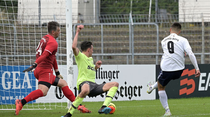 Gleich zappelt der Ball im Netz des Maichinger Tors: Alexander Krsic (rechts) verkützte für die Young Boys Reutlingen mit diesem