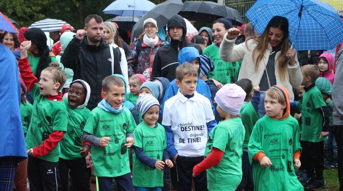 Auf die Plätze: Der Regen konnte die gute Laune der Läufer nicht trüben.  FOTOS: SPIESS