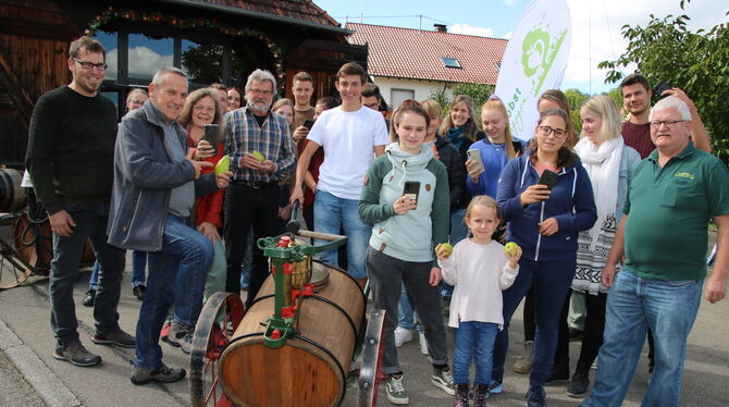 Studierende, Dozenten, Streuobstpädagogen und Mitglieder des Obstbaumuseums bei der Präsentation der sieben verschiedenen Apps, Studierende, Dozenten, Streuobstpädagogen und Mitglieder des Obstbaumuseums bei der Präsentation der sieben verschiedenen Apps,