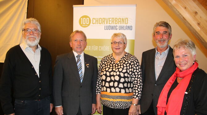 Präsident Eberhard Wolf (links) und Laudatorin Sybille Brückel (rechts) würdigten die Verdienste der Geehrten Irmgard Naumann so