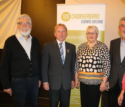 Präsident Eberhard Wolf (links) und Laudatorin Sybille Brückel (rechts) würdigten die Verdienste der Geehrten Irmgard Naumann so
