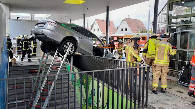 Auto fährt rückwärts Bahnhofsunterführung hinunter