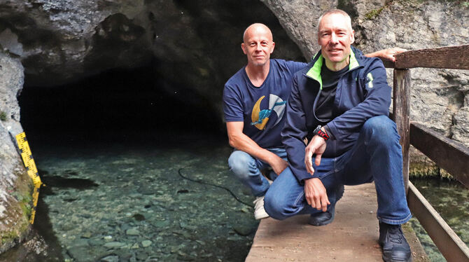 Oliver Schöll (links) und Salvatore Busche beeindruckten mit ihrem Vortrag über die Erforschung der Wimsener Höhle.  FOTO: BLOCH