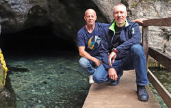 Oliver Schöll (links) und Salvatore Busche beeindruckten mit ihrem Vortrag über die Erforschung der Wimsener Höhle.  FOTO: BLOCH