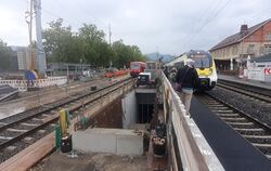 Im Bahnhof Metzingen wird an allen Ecken und Enden gebaut. Links entsteht Gleis 4 für die Regionalstadtbahn Neckar-Alb und ihre 