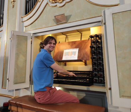 Wer hat schon solch ein Instrument an seinem Arbeitsplatz: Christian Bonath an der 1755 fertiggestellten Silbermann-Orgel in der