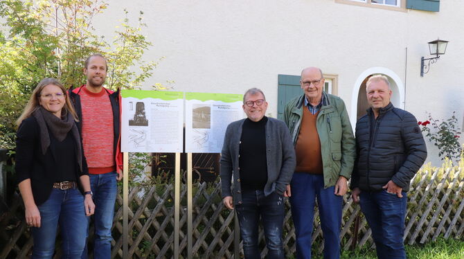 Ortsvorsteherin Evi Wizemann (von links), Stadtarchivar Yannik Krebs, Bürgermeister Mike Münzing, Nikolaus Münch und Ortschaftsr