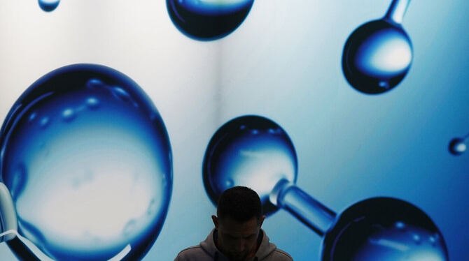 Wand mit animiertem Wasserstoff bei einer Veranstaltung.  FOTO: BRANDT/DPA