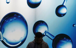  Wand mit animiertem Wasserstoff bei einer Veranstaltung.  FOTO: BRANDT/DPA