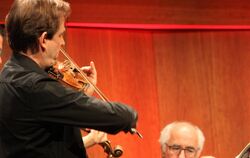 Ulf Schneider an der Violine und Gustav Rivinius am Violoncello.  FOTO: STRÖHLE