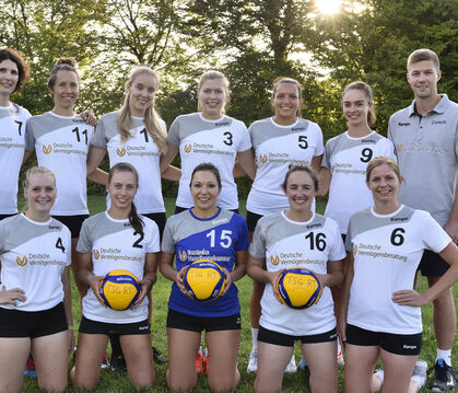 Stabilität heißt das Zauberwort der Oberliga-Volleyballerinnen der TSG Reutlingen (stehend von links): Maria Münch, Maximiliane 