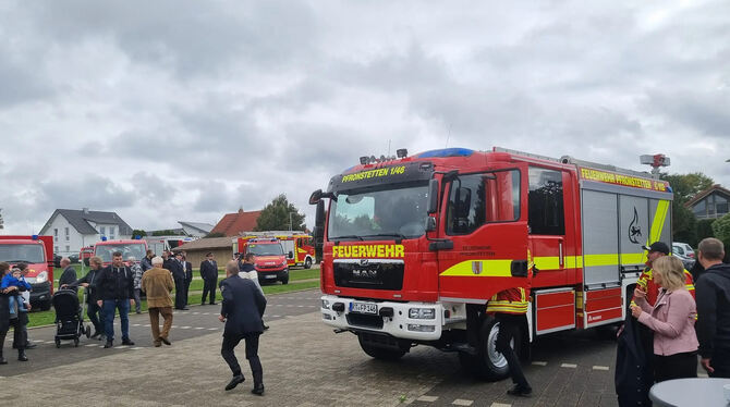 Schluss mit Ansprachen: Während der Übergabefeier gab es einen Einsatzalarm für die Pfronstetter Feuerwehr, die sofort ausrückte Schluss mit Ansprachen: Während der Übergabefeier gab es einen Einsatzalarm für die Pfronstetter Feuerwehr, die sofort ausrückte