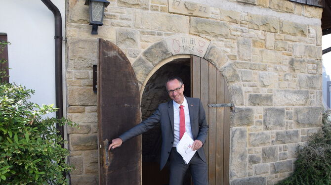 Bernd Haug an der Tür zum Schlosskeller. ARCHIVFOTO: KREIBICH