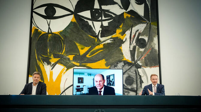 Wirtschaftsminister Robert Habeck (Grüne), Bundeskanzler Olaf Scholz (SPD) und Wirtschaftsminister Christian Lindner (FDP) stell