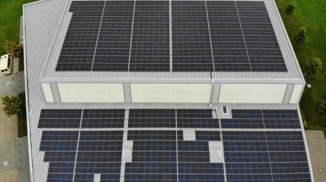 Die genossenschaftliche Fotovoltaikanlage auf der Sporthalle Sonnenbühl ist ebenfalls von der EENA gebaut worden.  FOTO: EENA