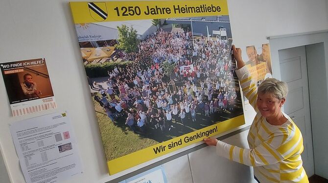 Ortsvorsteherin Marlene Karcher hat das GEA-Riesenfoto, das beim Ortsjubiläum aufgenommen wurde, auf eine große Leinwand drucken