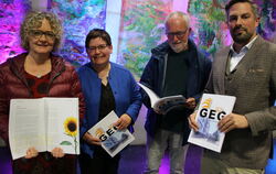 Da steckt ein Jahr Arbeit drin: (von links) Susanne Wahl, Schulleiterin Susanne Müller, der ehemalige Rektor Friedemann Schlumbe