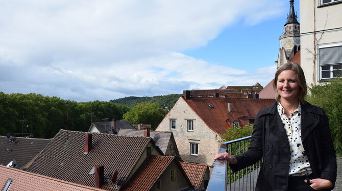 OB-Kandidatin Ulrike Baumgärtner liebt den Blick über die Stadt vom Plateau oberhalb der Mühlstraße aus. FOTO: STÖHR